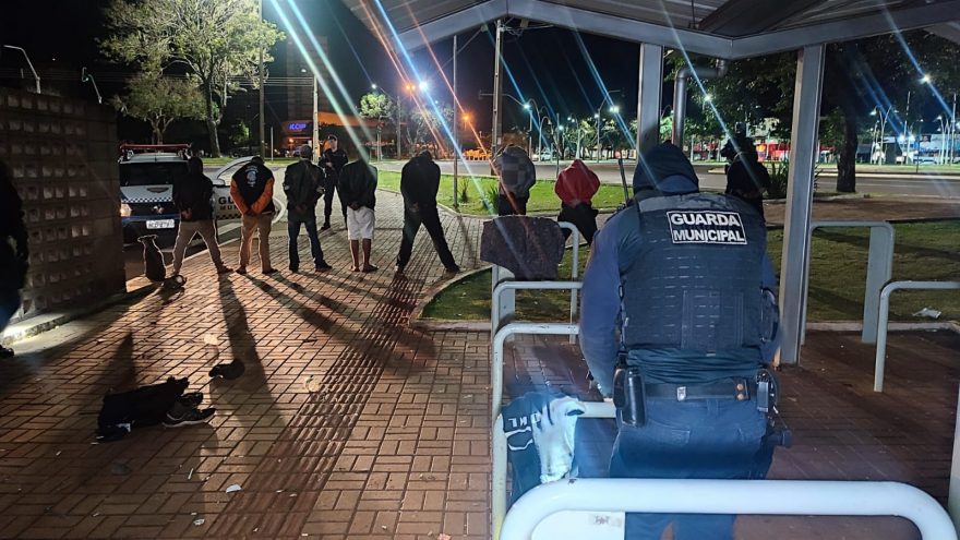 GM acaba com festinha em “mini cracolândia” no Terminal Oeste; pedras de crack e cachimbos foram apreendidos