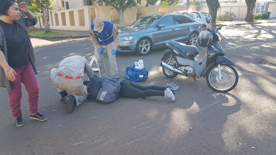 Mulher fica ferida após colisão entre motos no Centro de Cascavel