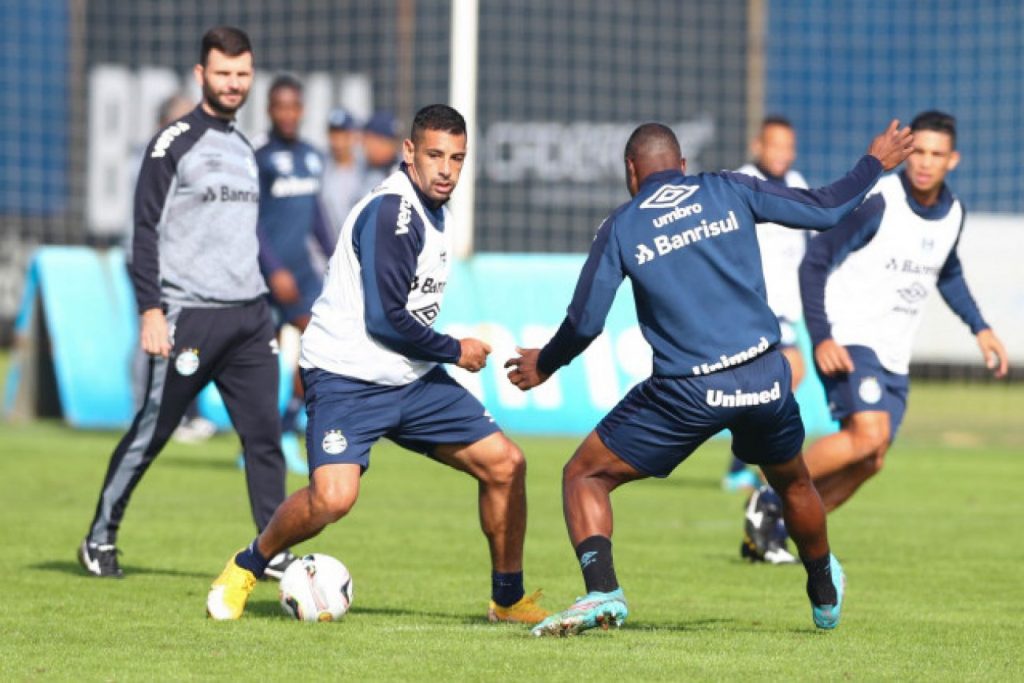 Grêmio realiza último treino antes de embarcar para Minas Gerais