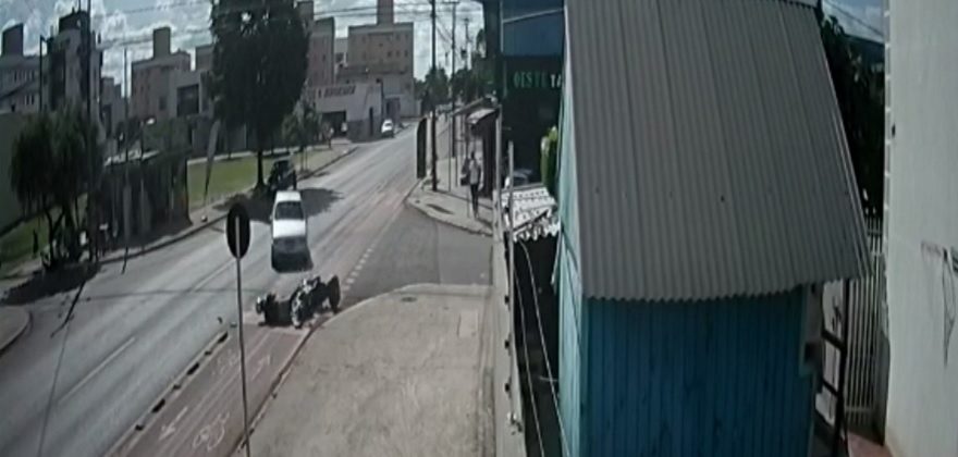 Veja o momento da colisão que deixou motociclista ferido no Santa Cruz