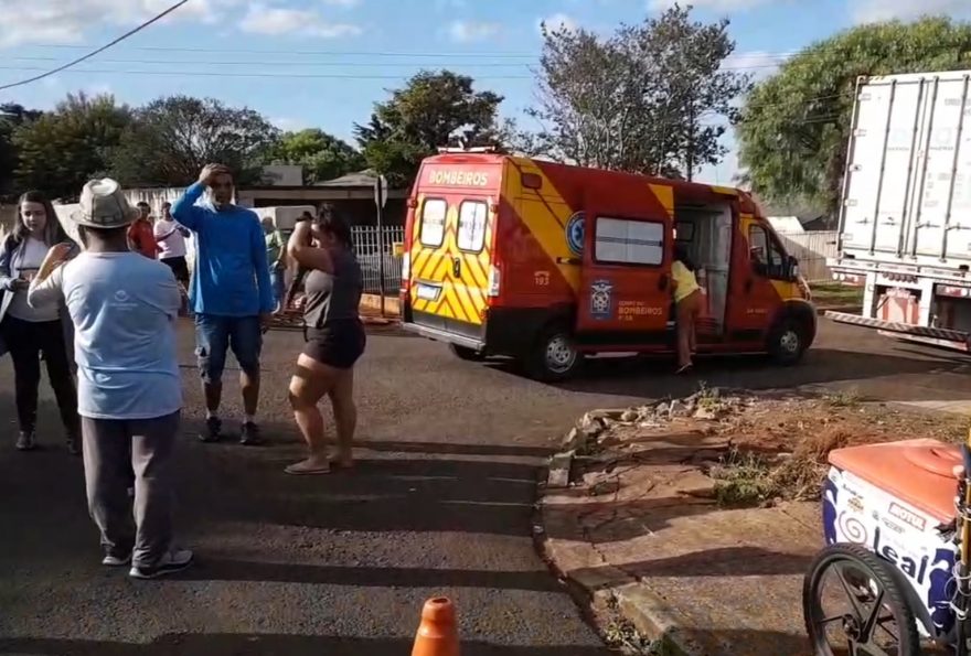 Enquanto andava de bicicleta, adolescente atravessa a via e atinge carro no Bairro Brasília