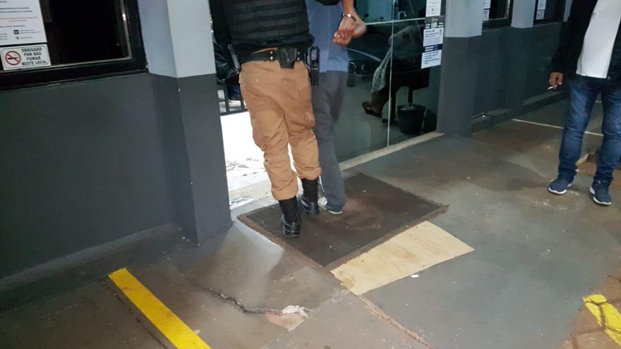 Com mandado de prisão por roubo, homem é detido pela equipe da cavalaria da PM de Cascavel