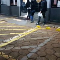 Imagem referente a Madrasta de criança que morreu afogada em máquina de lavar, presta depoimento à polícia
