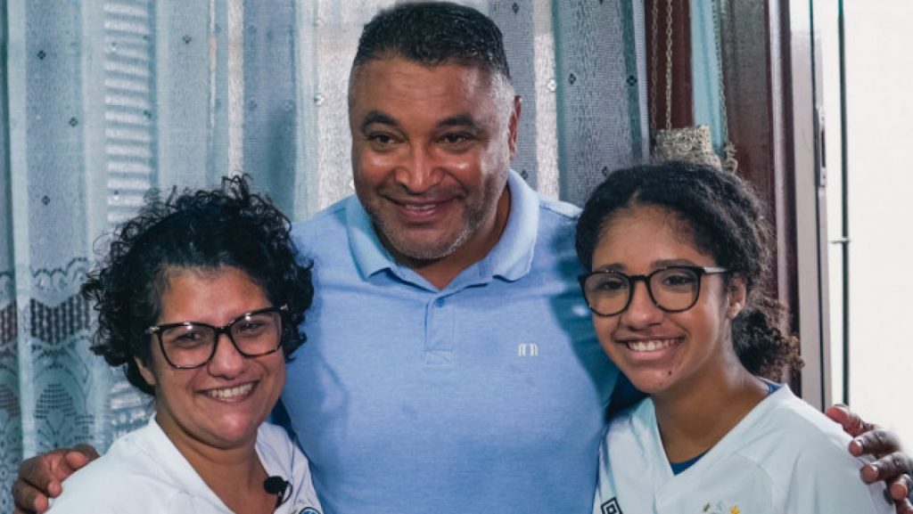 Técnico Roger Machado surpreende torcedora em campanha de Dia das Mães 