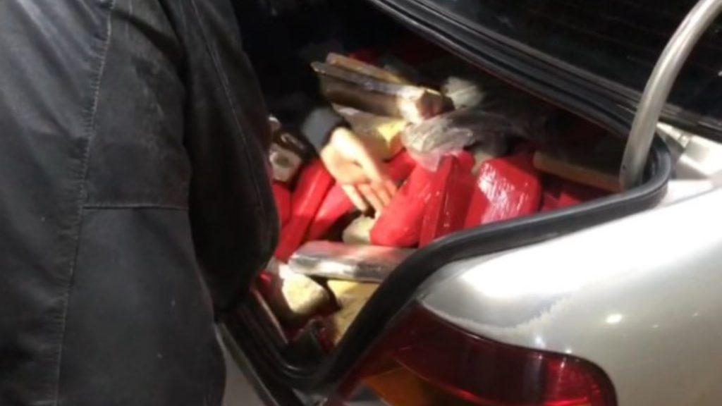 Condutor empreende fuga e entra em mata após deixar carro com 280kg de maconha