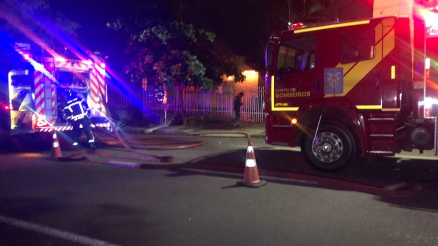 Incêndio de grandes proporções deixa casa destruída em Cascavel