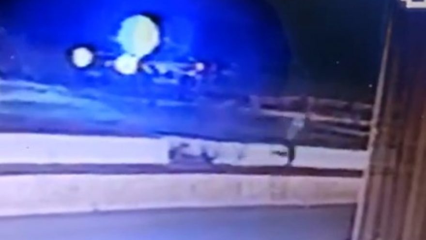 Veja momento exato em que indivíduo pula de carro em movimento para fugir da PRF