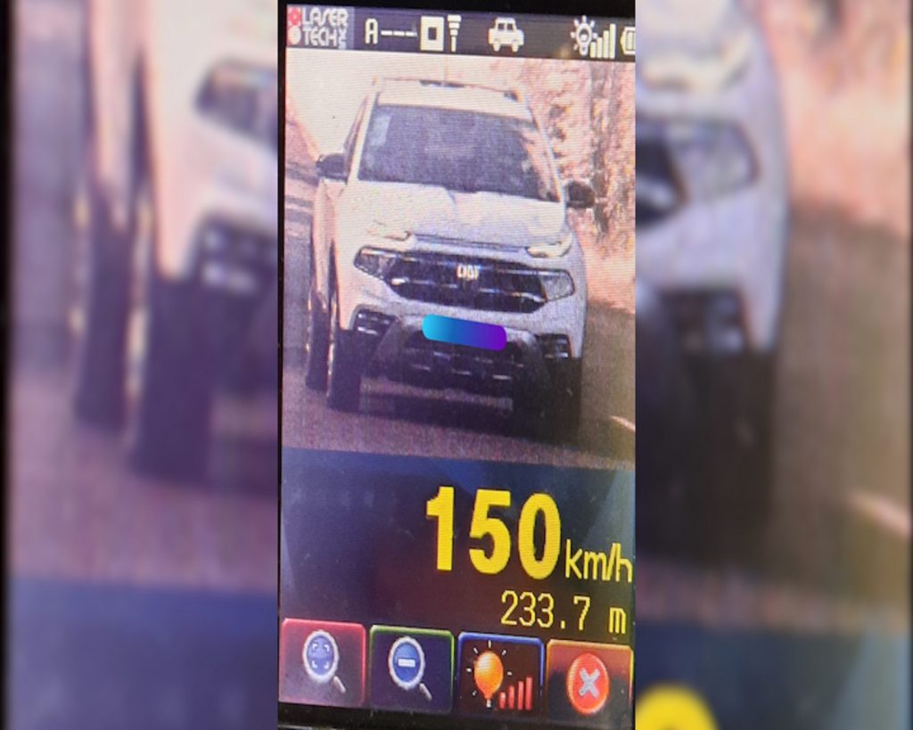 Carro é flagrado a 150 km/h em trecho com máxima permitida de 80 km/h