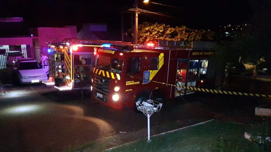Casa de madeira é destruída por incêndio no Bairro Brasmadeira