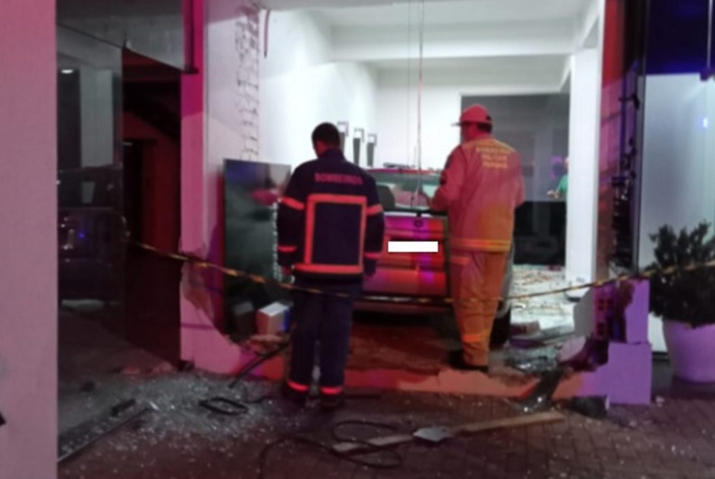 Condutor perde o controle e veículo vai parar dentro de salão de beleza em Pato Branco