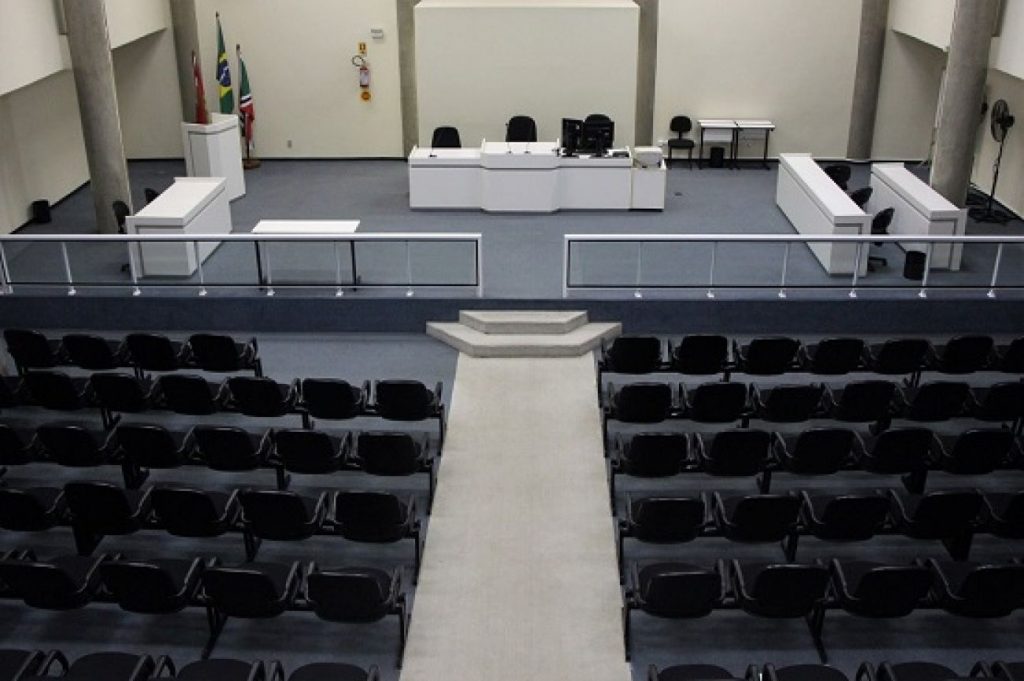 Homem que fez uso de disfarce para tentar assassinar ex-namorada recebe pena de 8 anos