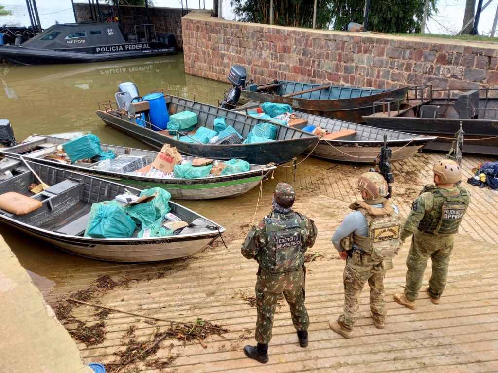 PF, BPFRON e EXÉRCITO realizam apreensão de quatro barcos carregados com grande carregamento de contrabando
