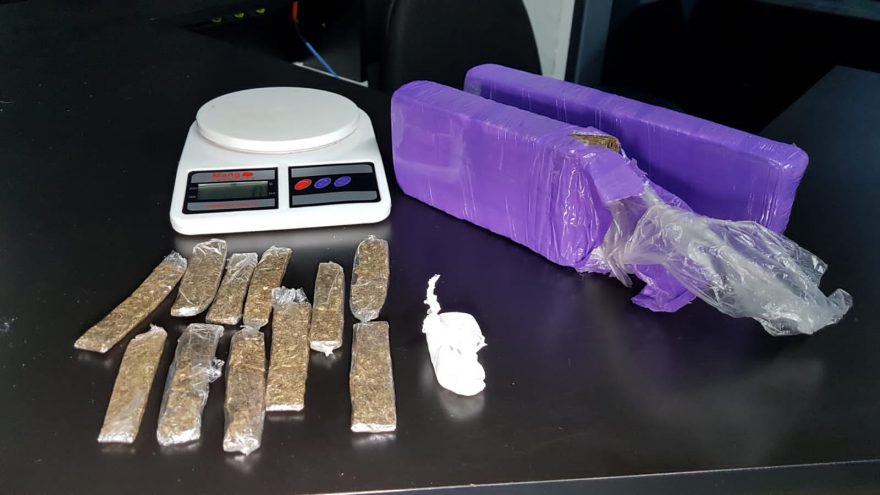 Jovem que utilizava carrinho de bebê do filho para transportar drogas é detido pela PM