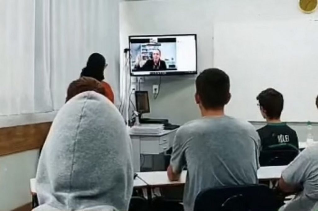 Magistrada compartilha experiências da profissão com alunos em Blumenau