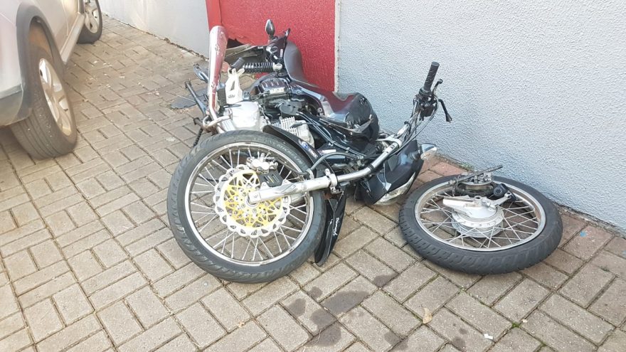 Homem sofre fratura em forte colisão entre motocicleta e caminhão no Bairro Parque São Paulo