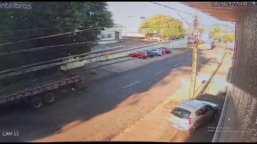 Nasceu de novo: Vídeo mostra motocicleta batendo violentamente contra caminhão estacionado