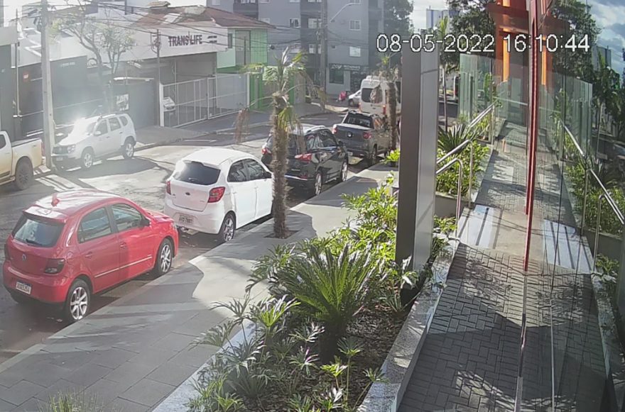 Câmera flagra colisão que deixou jovem gravemente ferido na Rua Juscelino Kubistchek