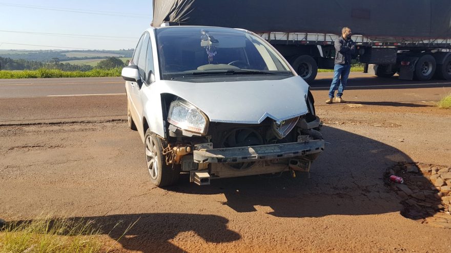 Carro e moto se envolvem em colisão na rodovia BR-369, em Cascavel