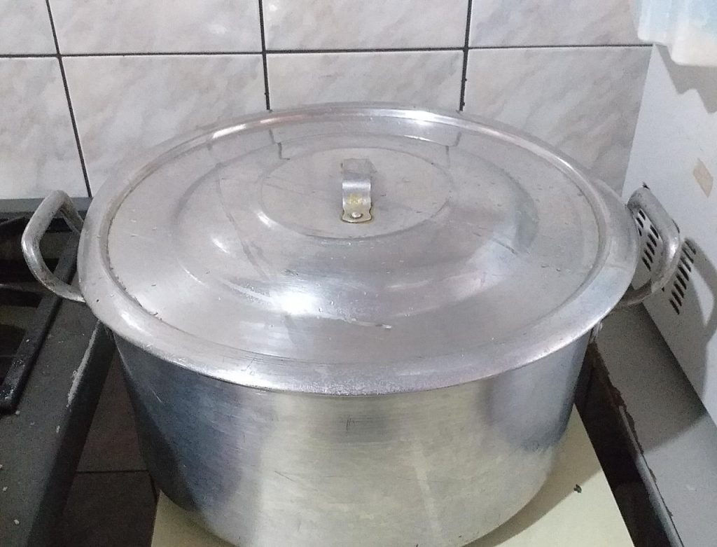 Ladrão furta seis panelas “caldeirão” em restaurante no Bairro Parque São Paulo