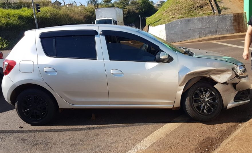 Clio e Sandero se envolvem em acidente no viaduto de acesso ao Bairro XIV de Novembro