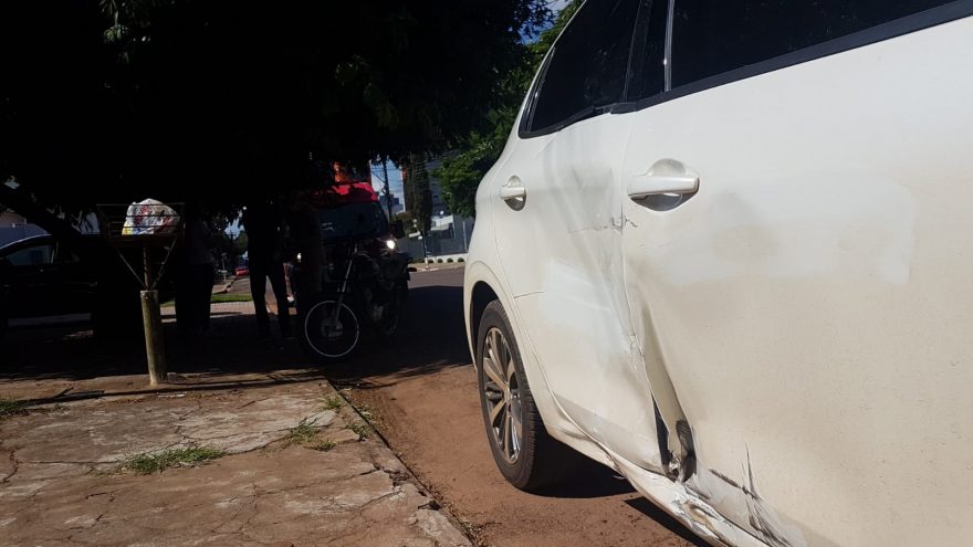 Motociclista fica ferido após bater contra lateral de carro no Bairro Coqueiral
