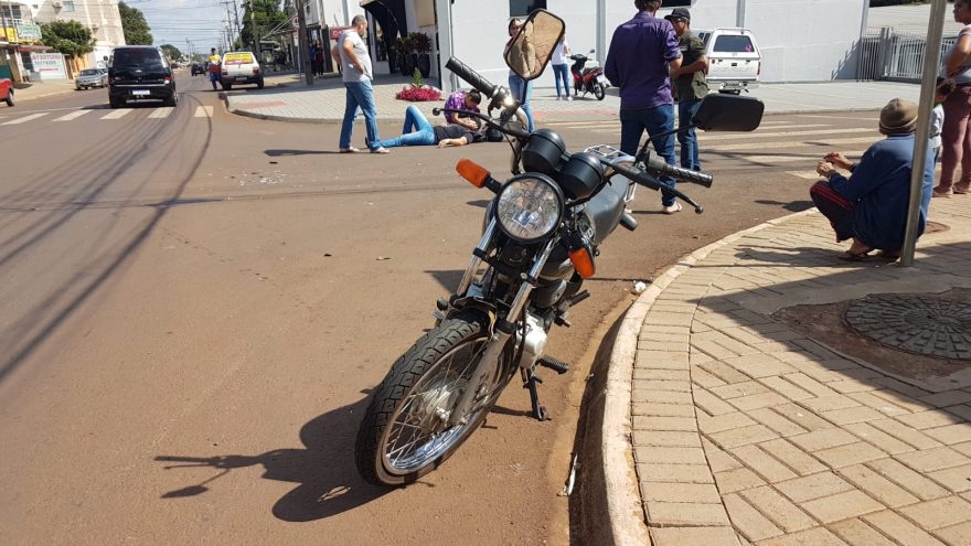 Motociclista fica ferido em forte colisão contra Fiorino no Bairro Cascavel Velho
