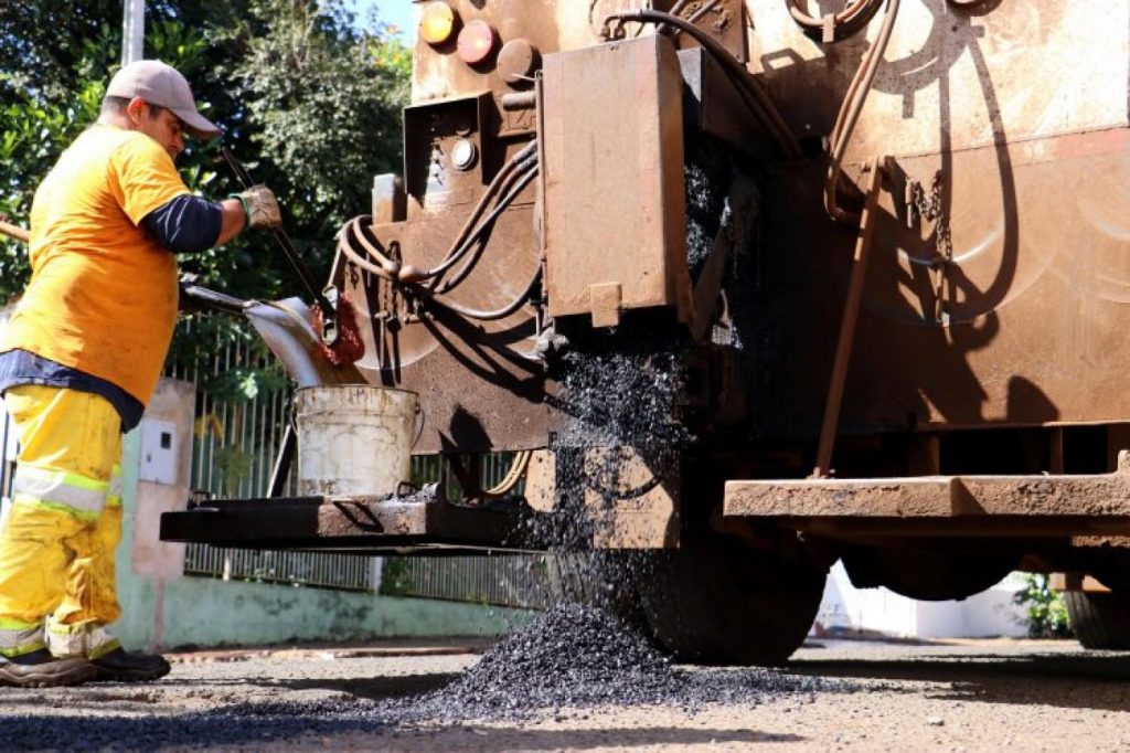 Operação Tapa-Buracos percorre doze vias para manutenção asfáltica nesta segunda (9)