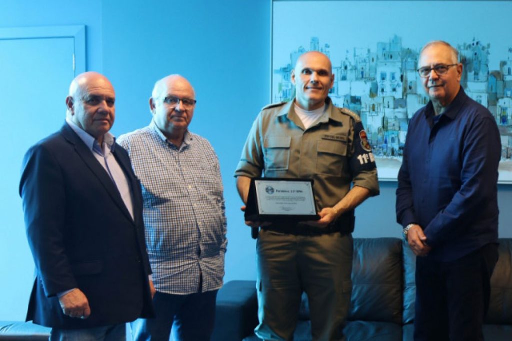 Grêmio entrega placa comemorativa aos 55 anos do 11º BPM