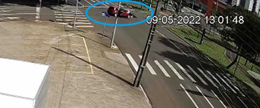 Câmeras flagram colisão que deixou motociclista ferida na Av. Tancredo Neves