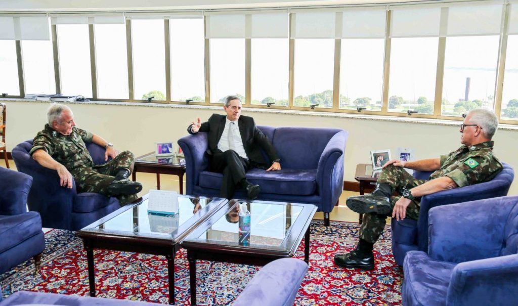 Presidente do TRF4 recebe comandantes do Exército