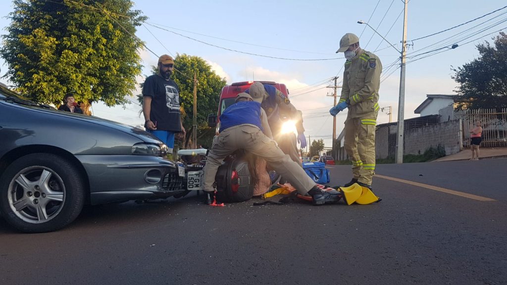 Colisão entre carro e moto deixa mulher ferida na Rua Ipanema