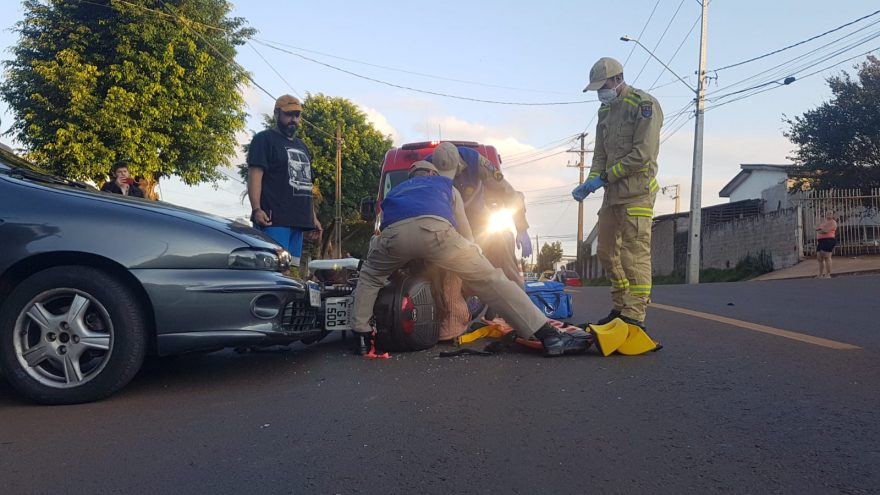 Colisão entre carro e moto deixa mulher ferida na Rua Ipanema
