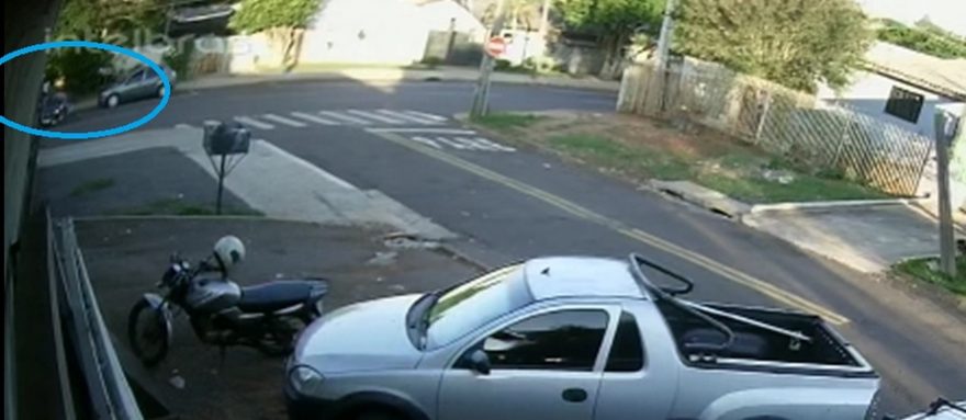 Câmera flagra colisão que deixou motociclista ferida na Rua Ipanema
