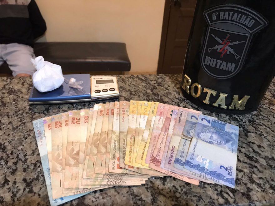 PM descobre ponto de tráfico de drogas em Boa Vista da Aparecida e homem é encaminhado para a Delegacia de Cascavel