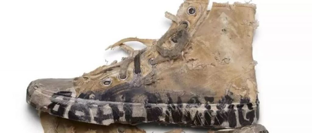 Novo tênis da Balenciaga custa R$ 10 mil e tem aparência de destruído e sujo; compraria?