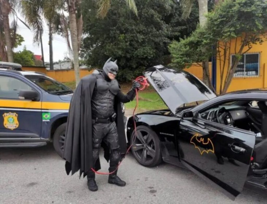 Batman fica sem bateria no batmóvel em rodovia e PRF salva o dia do “Super-Herói”