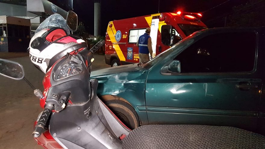 Carro e moto colidem deixando mulher ferida