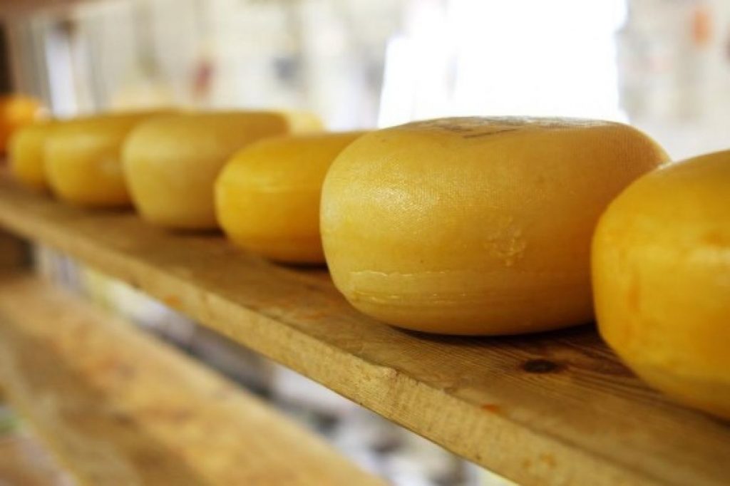 Idoso será indenizado em R$ 10 mil por encontrar pedaço de borracha dentro de queijo 