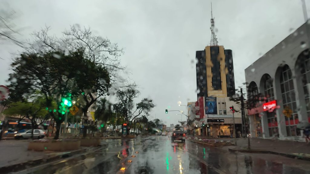 Manhã de terça-feira (10) começa chuvosa em Cascavel, mínima foi de 15º