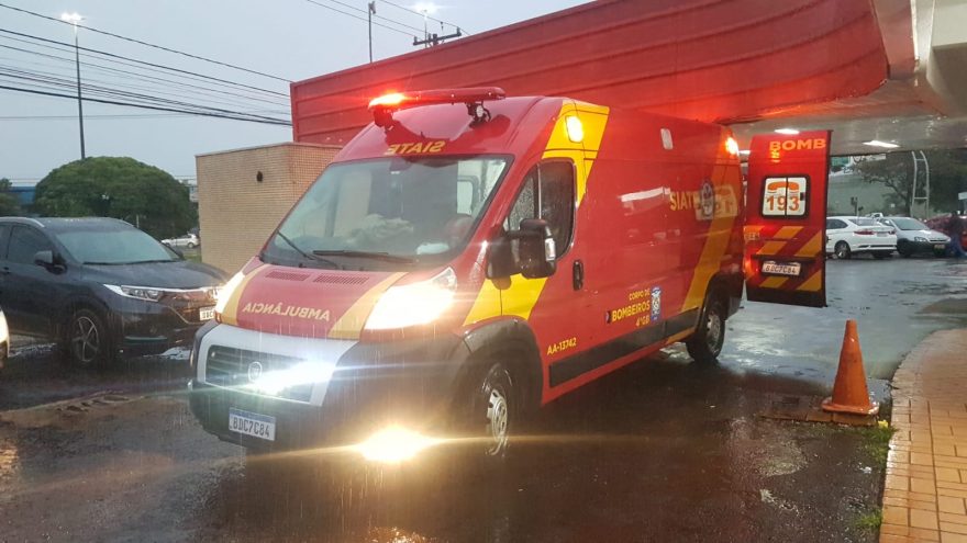 Mulher de 50 anos é socorrida após sofrer queda dentro de ônibus coletivo