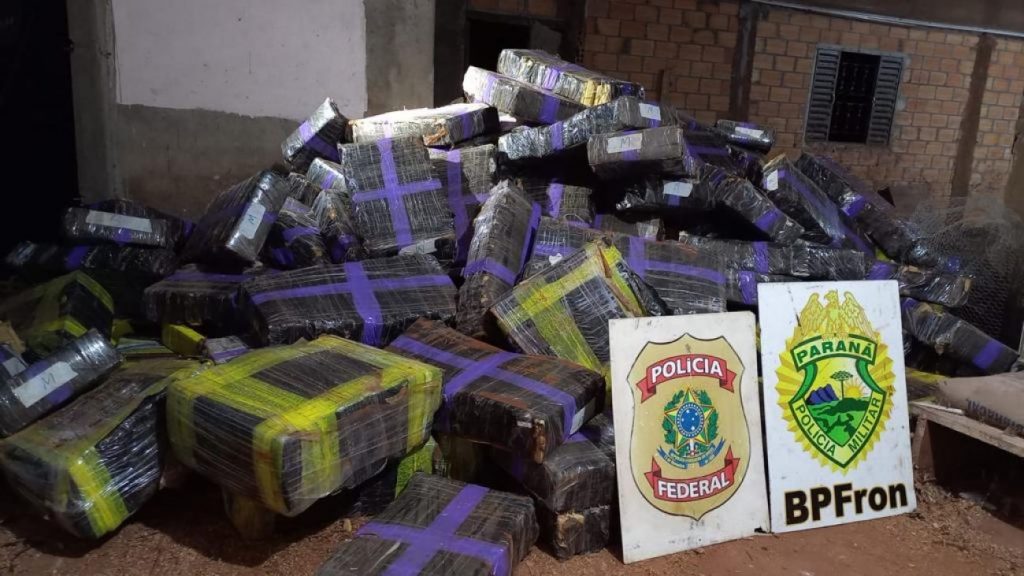 PF e COBRA/BPFRON apreendem mais de duas toneladas de maconha em área rural de Santa Helena/PR