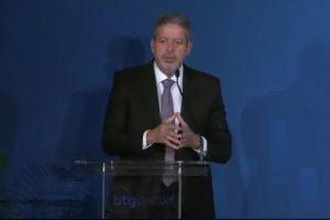 Lira defende a segurança das urnas eletrônicas ao discursar para empresários nos EUA