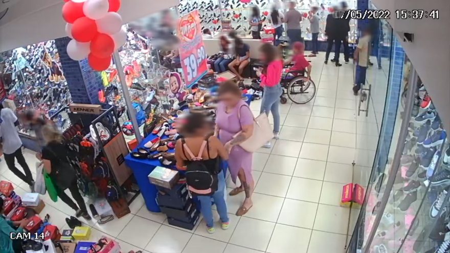 Mulheres são flagradas furtando em loja de calçados no Centro