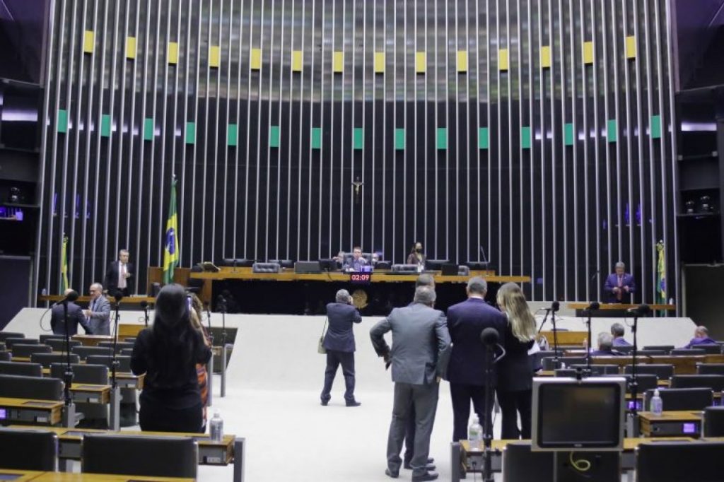 Câmara analisa MP que destina R$ 6,4 bilhões para compra de vacinas contra Covid-19; acompanhe
