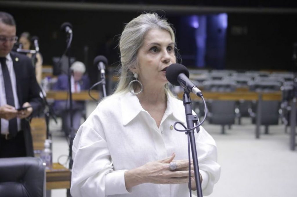 Câmara aprova MP que destina R$ 6,4 bilhões para compra de vacinas contra Covid-19; acompanhe