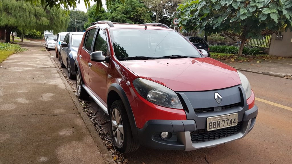 Renault Sandero tomado de assalto no Alto Alegre é encontrado no Santo Onofre