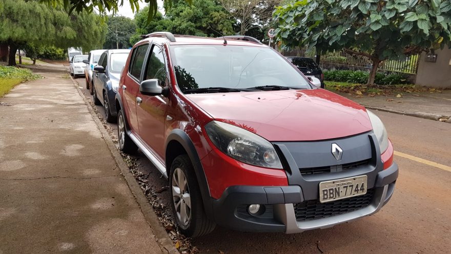 Renault Sandero tomado de assalto no Alto Alegre é encontrado no Santo Onofre