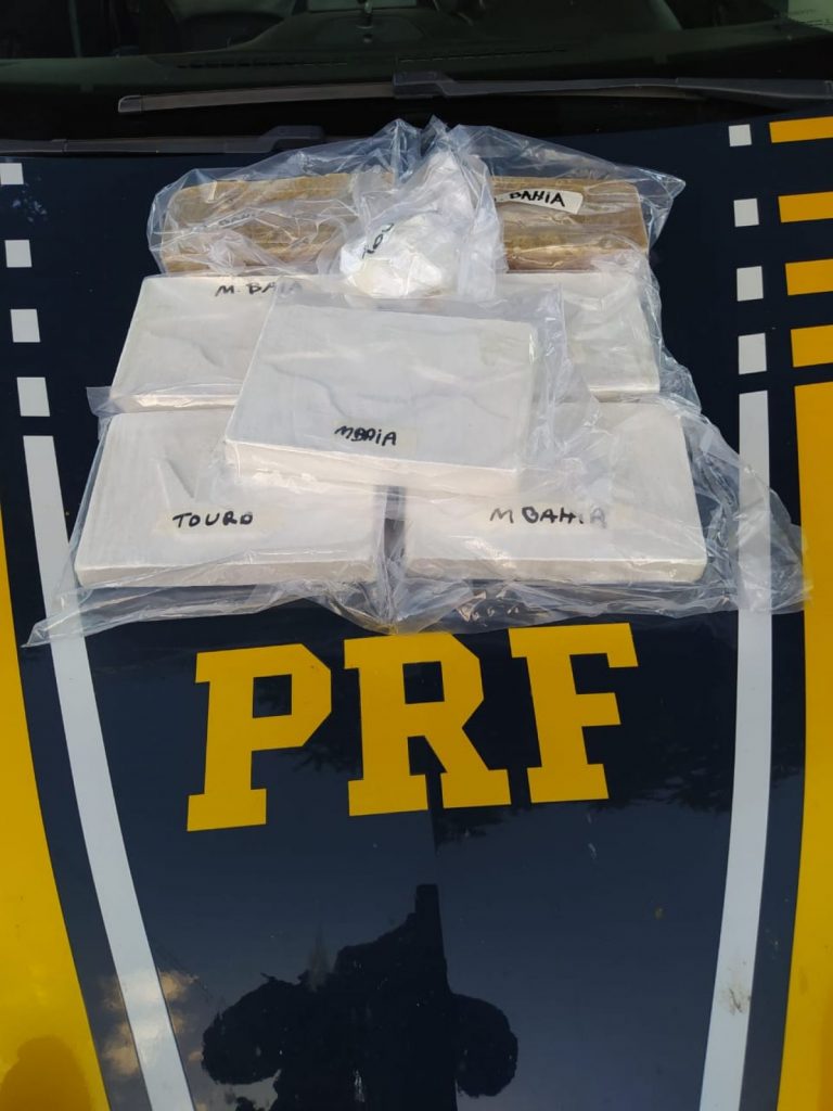 PRF na Bahia apreende 8kg de cocaína escondidas em automóvel, no município de Guanambi (BA)