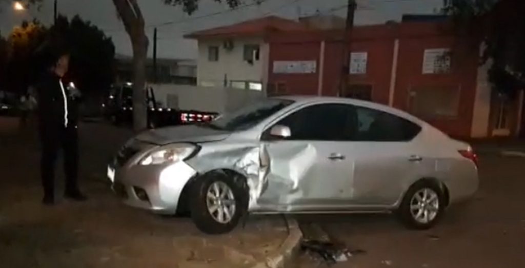 Ford Ka colide com Versa no Bairro São Cristóvão e duas pessoas ficam feridas