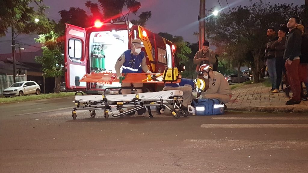 Colisão entre Ford Ka e Honda Biz na Rua Olindo Periolo deixa uma mulher de 20 anos ferida